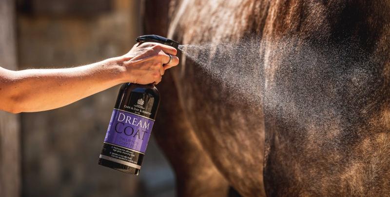 Большое поступление аксессуаров для всадника и лошади: хлысты, щетки, а так же косметика.